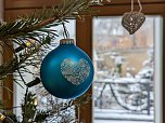 Die limitierte Weihnachtsbaumkugel ist erstmals in diesem Jahr in der Stadtinformation Sondershausen erhältlich. (Foto: Janine Skara)