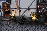 Weihnachtliches Ambiente im Antiquitäten-und Trödelhof (Foto: oas)