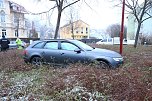 Nach einer rasanten Fahrt über einen Bürgersteig, flog der Fahrer mit seinem Audi direkt in einen Kreisel in der Innenstadt von Sondershausen (Foto: S. Dietzel)