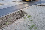 Spuren des Unfallautos aus dem Bürgersteig (Foto: S. Dietzel)