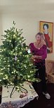 Frau Jauch betrachtet die Wünsche am Wunschbaum in der AWO Seniorenresidenz im "Udo-Stiemerling-Haus" (Foto: AWO Seniorenresidenz)