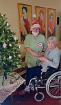 Frau Preidel und Frau Heise schreiben ihre Wünsche für den Wunschbaum in der AWO Seniorenresidenz im "Udo-Stiemerling-Haus" auf (Foto: AWO Seniorenresidenz)