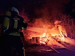 Feuerwehr beim Löschen an der Brandstelle (Foto: Feuerwehr Heiligenstadt)