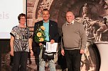 Kyffhäuser Sportlergala 2020/2022 - v.r. Dr. Räuber ehrt Uwe Pforr Mitte (Karatelehrer in Sondershausen) für seinen über 30-jährigen Einsatz in Kampfsport (Foto: Eva Maria Wiegand)