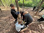 Schülerinnen und Schüler der 7. Klasse der Franzbergschule bauen ein neues Klettergerüst für die Kattas im Affenwald Straußberg (Foto: Silvio Dietzel)
