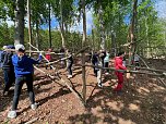 Schülerinnen und Schüler der 7. Klasse der Franzbergschule bauen ein neues Klettergerüst für die Kattas im Affenwald Straußberg (Foto: Silvio Dietzel)