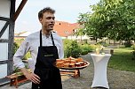 Kulinarische Genüsse aus der Natur, stellte das Team "Wildrausch" seinen Gästen im Garten des Apothekenmuseums in Bad Langensalza vor (Foto: Eva Maria Wiegand)
