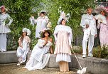 Ein gnadenlos schickes Theater streichelt auf der Bühne im Arboretum die Augen der Gäste (Foto: Thomas Müller)