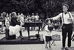 Zwar nur in schwarz-weiß, dafür aber saukomisch strapaziert der Clown Monsieur mit der Pianistin Nora Born das Zwerchfell aller Sommerlaunigen, die sich am Dreitürmeblick oder hinter der Konzertkirche vergnügen wollen (Foto: Agentur)