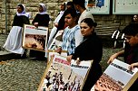 "Der Völkermord geht weiter" - auf dem Rathausplatz kam heute die jesidische Gemeinschaft zusammen um an das Schicksal ihrer Glaubensgemeinschaft zu erinnern (Foto: agl)