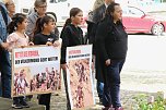 "Der Völkermord geht weiter" - auf dem Rathausplatz kam heute die jesidische Gemeinschaft zusammen um an das Schicksal ihrer Glaubensgemeinschaft zu erinnern (Foto: agl)