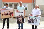 "Der Völkermord geht weiter" - auf dem Rathausplatz kam heute die jesidische Gemeinschaft zusammen um an das Schicksal ihrer Glaubensgemeinschaft zu erinnern (Foto: agl)