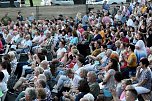 Begeisterte Zuschauerinnen und Zuschauer beim "ABBA Dream Tribute" Konzert in Bad Langensalza (Foto: Eva Maria Wiegand)