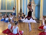 Die Tänzer und Tänzerinnen im Blauen Saal in Sondershausen (Foto: Tanzstudio Radeva)