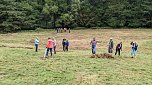 Pflegeeinsatz auf der Wiese (Foto: Landschaftspflegeverband Südharz/Kyffhäuser)