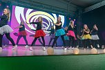 Volle Festhalle in Sundhausen beim Auftritt der jungen Tänzerinnen und Tänzer von More Esprit (Foto: Sven Tetzel)