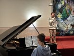 Marlon Behrens wird zu Snowman von Emilian Hertel am Klavier begleitet (Foto: H.Roeder)