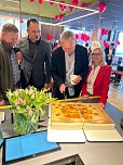Kleine Eröffnung am neuen Autohof Werther - Petra Hebig und ihr McDonalds wurden in Werther herzlich begrüßt (Foto: Peter Gruppe)