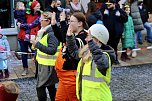 Fröhliche Menschen feierten bei strahlendem Sonnenschein den Karnevalsumzug durch Bad Langensalza (Foto: Eva Maria Wiegand)