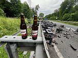 Für immer verloren: ein Lkw verlor am morgen eine Ladung Bier auf der Bundesstraße (Foto: S. Dietzel)