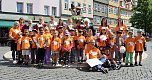 Auftakt zum Brunnenfest in Bad Langensalza mit vielen bunt geschmückten Kindern am Rathausbrunnen (Foto: Eva Maria Wiegand)
