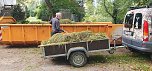  Mähen für mehr Blumen und Wildbienen im kommenden Jahr: Acht Aktive pflegten die Streuobstwiese des Villenparks Hohenrode. (Foto: B.Schwarzberg)