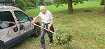  Mähen für mehr Blumen und Wildbienen im kommenden Jahr: Acht Aktive pflegten die Streuobstwiese des Villenparks Hohenrode. (Foto: B.Schwarzberg)