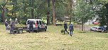  Mähen für mehr Blumen und Wildbienen im kommenden Jahr: Acht Aktive pflegten die Streuobstwiese des Villenparks Hohenrode. (Foto: B.Schwarzberg)