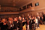 Das begeisterte Publikum bei der Gala des Salza-Gymnasiums in Bad Langensalza 2024 hielt es am Ende nicht mehr auf ihren Sitzen (Foto: Eva Maria Wiegand)