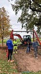 Kirmesburschen bauen eine neuen Schaukel auf (Foto: S.John)