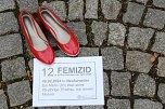 Aktion "Rote Schuhe" vor dem Nordh&auml;user Rathaus (Foto: agl)