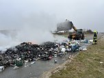 Kunststoffm&uuml;ll entz&uuml;ndete sich zwischen Kleinberndten und Friedrichslohra und musste abgekippt werden (Foto: S. Dietzel)