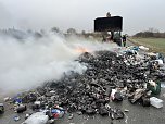 Kunststoffm&uuml;ll entz&uuml;ndete sich zwischen Kleinberndten und Friedrichslohra und musste abgekippt werden (Foto: S. Dietzel)