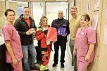 In der Notfallambulanz: Teamleiterin Schwester Daniela (l.), Dr. Sarhan (M.) und Schwester Sandra (r.) freuen sich über die Präsente (Foto: Eva Maria Wiegand) In der Notfallambulanz: Teamleiterin Schwester Daniela (l.), Dr. Sarhan (M.) und Schwester Sandra (r.) freuen sich über die Präsente (Foto: Eva Maria Wiegand)