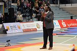 Der bekannte Tenor Marvin Scott begeisterte die Anwesenden, als er beim Indoor Kugelsto&szlig;en in der Wiedigsburghalle in Nordhausen, die deutsche Nationalhymne sang (Foto: Eva Maria Wiegand)