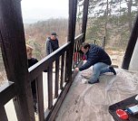 Streichen und Spachteln beim Frühjahrsputz auf der Hornungshöhe (Foto: Peter Keßler) Streichen und Spachteln beim Frühjahrsputz auf der Hornungshöhe (Foto: Peter Keßler)