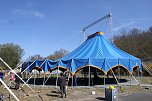 Aufbau am Altentor - das blaue Zirkuszelt steht wieder (Foto: agl)