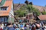 Die Saisoner&ouml;ffnung f&uuml;r die Harzer Wandernadel feierte man auf der Burgruine Hohenstein (Foto: Pressestelle Landratsamt)