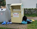 Trauriger Anblick vor Nordh&auml;user Altkleidercontainern (Foto: A.Adlerauge)
