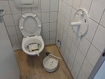 Zerst&ouml;rungswut auf der Herrentoilette (Foto: A.Barth)