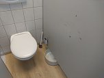 Zerst&ouml;rungswut auf der Herrentoilette (Foto: A.Barth)
