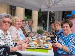 Seniorenfr&uuml;hst&uuml;ck auf dem Sondersh&auml;user Marktplatz (Foto: Janine Skara)
