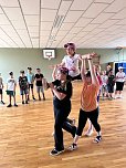 Mit gro&szlig;em Spa&szlig;,tanzten sich die Uderlebener Sch&uuml;ler in die Ferien (Foto: Elisabeth Gattermann)