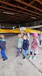 Besuch auf dem Flugplatz (Foto: Kita Bielen )