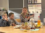 Hannah Druselmann (Beteiligungskoordinatorin) gibt Schülersprechern wie Annelotte und Emma, 3. Klasse der Grundschule Östertal Sondershausen, Tipps für den Klassenrat (Foto: LRA Kyffhäuserkreis-Andrea Hellmann) Hannah Druselmann (Beteiligungskoordinatorin) gibt Schülersprechern wie Annelotte und Emma, 3. Klasse der Grundschule Östertal Sondershausen, Tipps für den Klassenrat (Foto: LRA Kyffhäuserkreis-Andrea Hellmann)