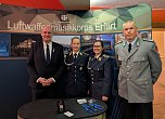 Bürgermeister Steffen Grimm (li.) und Oberstleutnant Alexander Voigt, Kommandeur der Lehrgruppe C der Unteroffizierschule des Heeres (re.) bedankten sich bei den Musikern des Luftwaffenmusikkorps für den eindrucksvollen Abend. (Foto: Janine Skara) Bürgermeister Steffen Grimm (li.) und Oberstleutnant Alexander Voigt, Kommandeur der Lehrgruppe C der Unteroffizierschule des Heeres (re.) bedankten sich bei den Musikern des Luftwaffenmusikkorps für den eindrucksvollen Abend. (Foto: Janine Skara)
