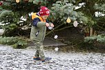 Große Freude bei kleinen Wichteln - Kita Kinder schmücken Weihnachtsbaum am Bad Langensalzaer Rathaus (Foto: Eva Maria Wiegand) Große Freude bei kleinen Wichteln - Kita Kinder schmücken Weihnachtsbaum am Bad Langensalzaer Rathaus (Foto: Eva Maria Wiegand)