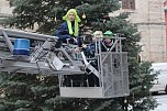 Große Freude bei kleinen Wichteln - Kita Kinder schmücken Weihnachtsbaum am Bad Langensalzaer Rathaus (Foto: Eva Maria Wiegand) Große Freude bei kleinen Wichteln - Kita Kinder schmücken Weihnachtsbaum am Bad Langensalzaer Rathaus (Foto: Eva Maria Wiegand)