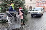 Große Freude bei kleinen Wichteln - Kita Kinder schmücken Weihnachtsbaum am Bad Langensalzaer Rathaus (Foto: Eva Maria Wiegand) Große Freude bei kleinen Wichteln - Kita Kinder schmücken Weihnachtsbaum am Bad Langensalzaer Rathaus (Foto: Eva Maria Wiegand)