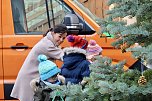Kita Kinder schmücken mit Kurdirektorin Katja Rudolph den Weihnachtsbaum am Bad Langensalzaer Rathaus (Foto: Eva Maria Wiegand) Kita Kinder schmücken mit Kurdirektorin Katja Rudolph den Weihnachtsbaum am Bad Langensalzaer Rathaus (Foto: Eva Maria Wiegand)